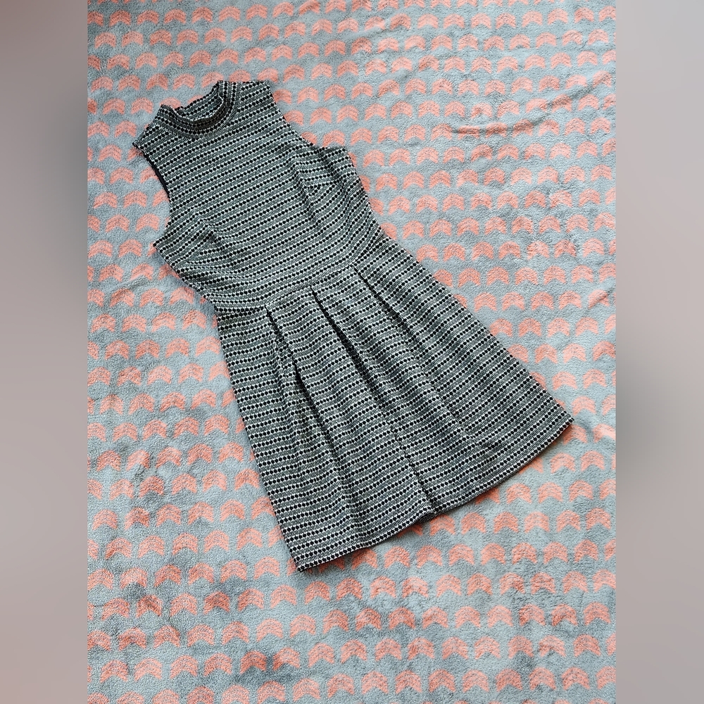 Mossimo Black and Off-White Patterned Pleated Front Sleeveless Dress Size Small